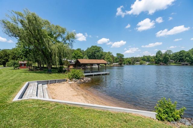 1743 N LAKESHORE DR, Louisa, VA 23093