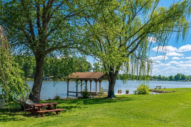 1743 N LAKESHORE DR, Louisa, VA 23093