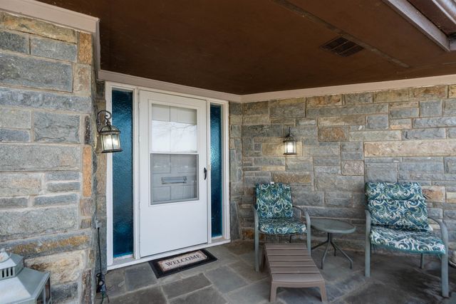 1743 N LAKESHORE DR, Louisa, VA 23093