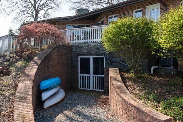 1743 N LAKESHORE DR, Louisa, VA 23093