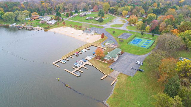 1743 N LAKESHORE DR, Louisa, VA 23093