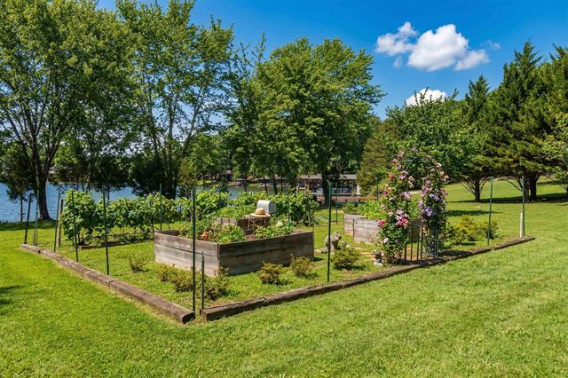 1743 N LAKESHORE DR, Louisa, VA 23093