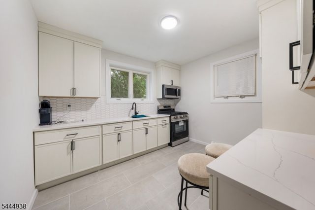 434 Richmond St, Elizabeth City, NJ 07202