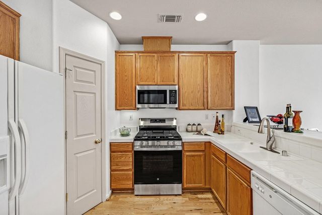 710 City Walk Pl 4, Hayward, CA 94541