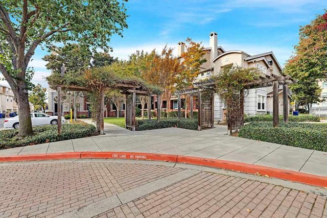 710 City Walk Pl 4, Hayward, CA 94541