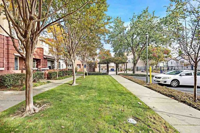 710 City Walk Pl 4, Hayward, CA 94541