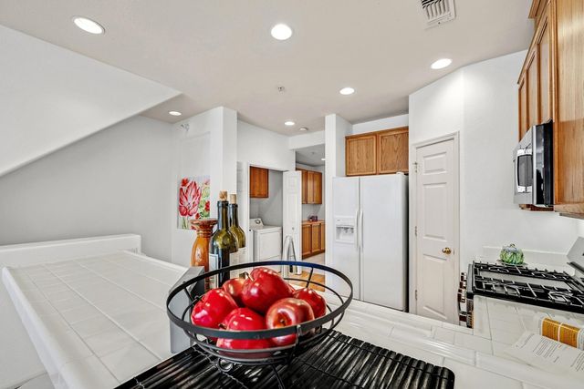 710 City Walk Pl 4, Hayward, CA 94541