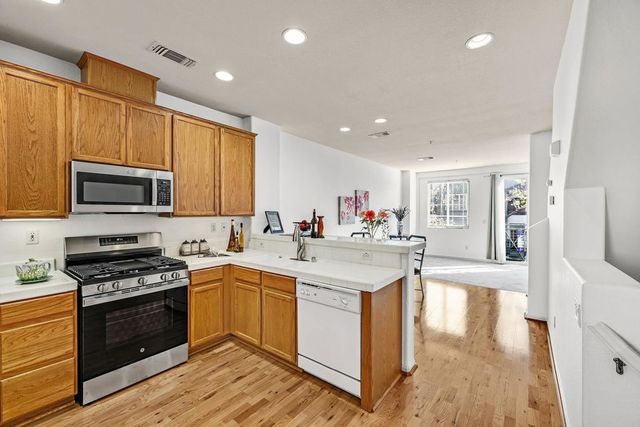 710 City Walk Pl 4, Hayward, CA 94541