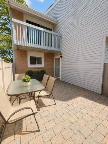 212 Springmeadow Drive M, Holbrook, NY 11741