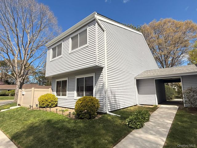 212 Springmeadow Drive M, Holbrook, NY 11741