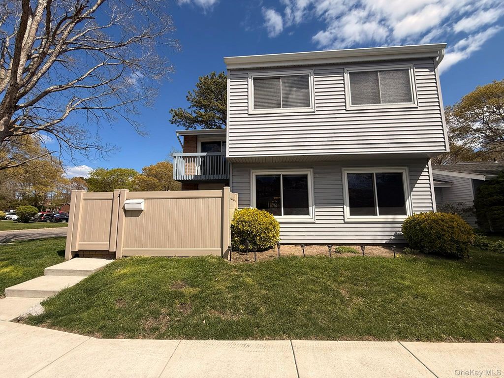 212 Springmeadow Drive M, Holbrook, NY 11741