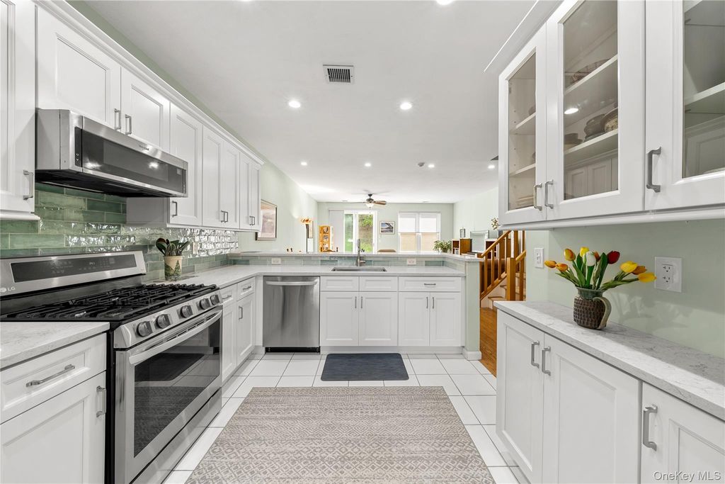 203 Windward Court N, Port Jefferson, NY 11777 — photo 2