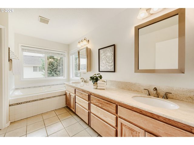 2593 Ne LORIE Dr, Hillsboro, OR 97124