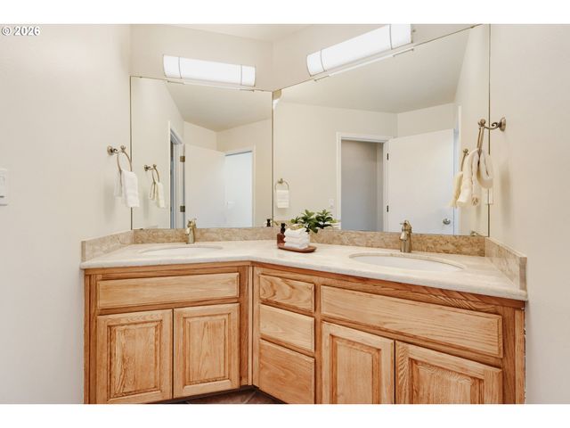 2593 Ne LORIE Dr, Hillsboro, OR 97124