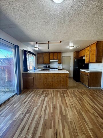 7623 Oxford, Hesperia, CA 92345