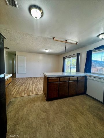 7623 Oxford, Hesperia, CA 92345