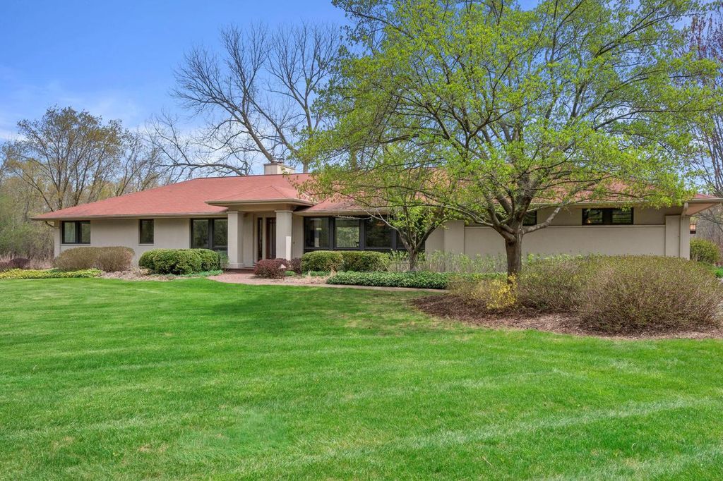 8350 N Pelican LANE, Milwaukee, WI 53217