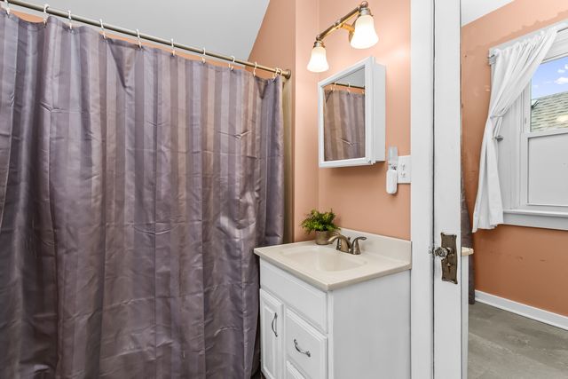 2626 W Morse Avenue, Chicago, IL 60645