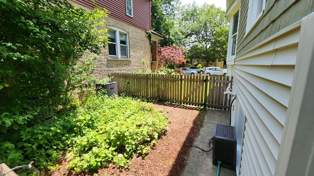 2626 W Morse Avenue, Chicago, IL 60645