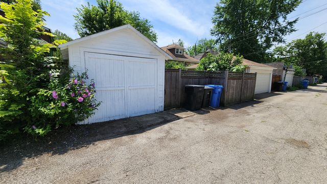 2626 W Morse Avenue, Chicago, IL 60645