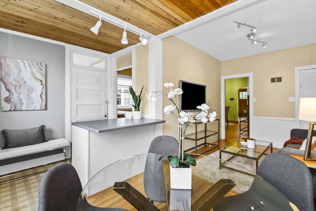 2626 W Morse Avenue, Chicago, IL 60645