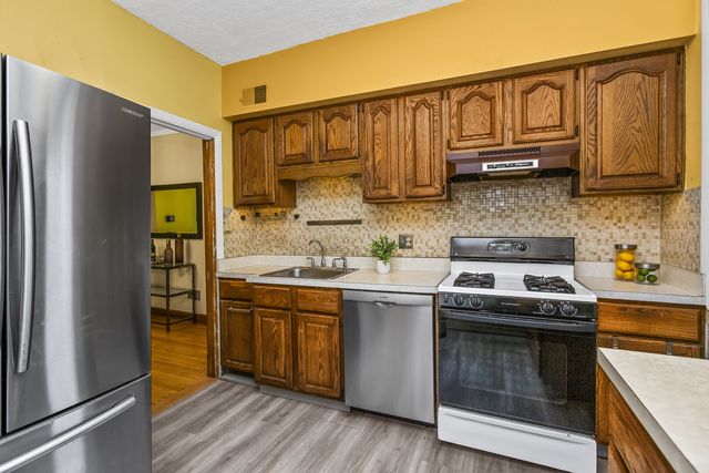 2626 W Morse Avenue, Chicago, IL 60645