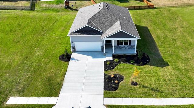 206 Lake Meadows Drive, Smithville, MO 64089