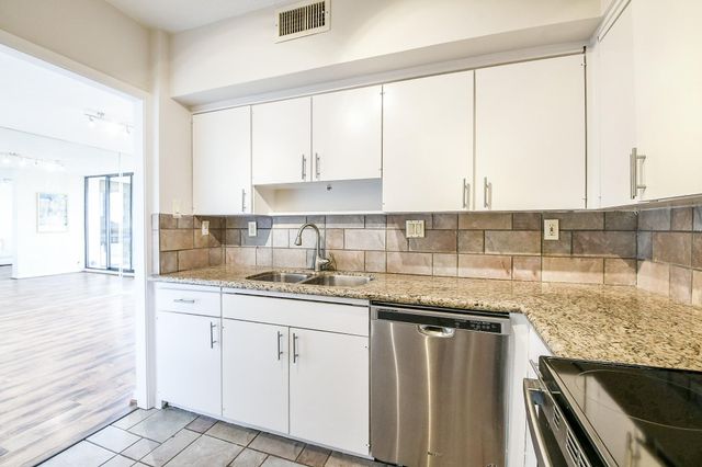 5001 Woodway Drive 1502, Houston, TX 77056