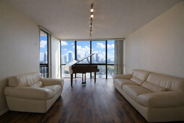 5001 Woodway Drive 1502, Houston, TX 77056