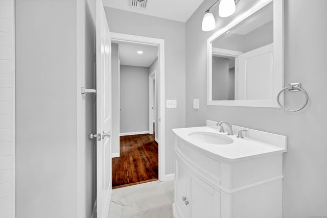 52 Clover Circle, Hamden, CT 06514