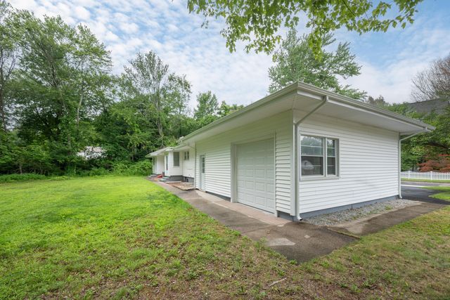 52 Clover Circle, Hamden, CT 06514