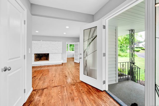 52 Clover Circle, Hamden, CT 06514