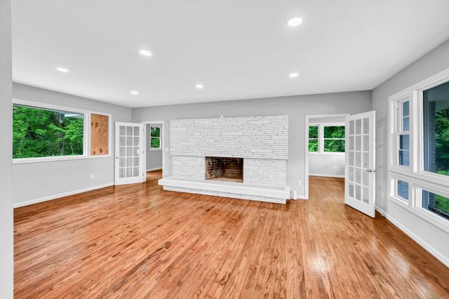 52 Clover Circle, Hamden, CT 06514