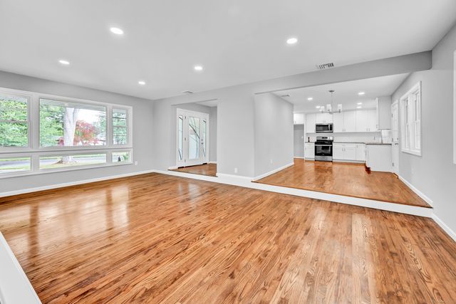 52 Clover Circle, Hamden, CT 06514