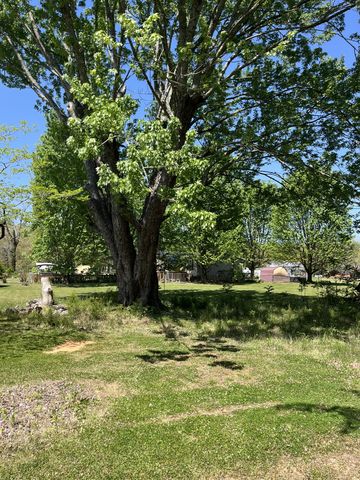 107 6th St, Monteagle, TN 37356