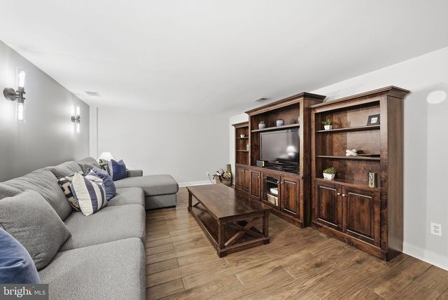 4231 31ST ST N, Arlington, VA 22207