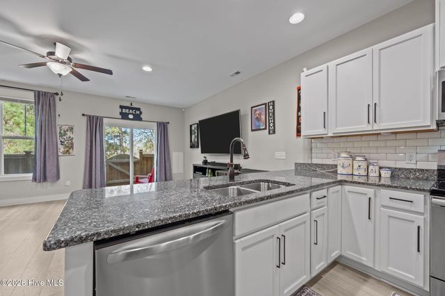 11 Acacia Road, Hampstead, NC 28443