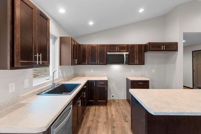 1920 SOUTHLAND LANE, New London, WI 54961