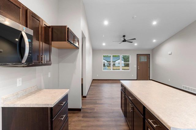 1920 SOUTHLAND LANE, New London, WI 54961