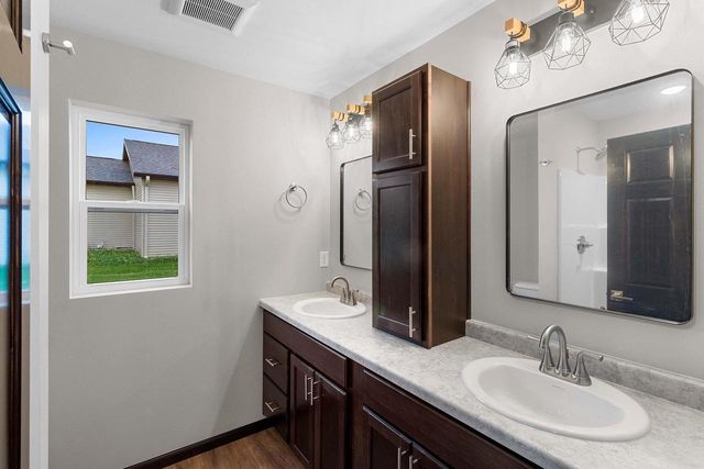 1920 SOUTHLAND LANE, New London, WI 54961