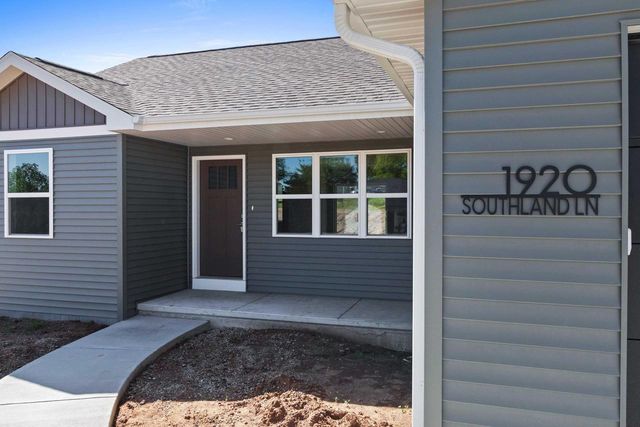 1920 SOUTHLAND LANE, New London, WI 54961
