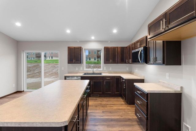 1920 SOUTHLAND LANE, New London, WI 54961