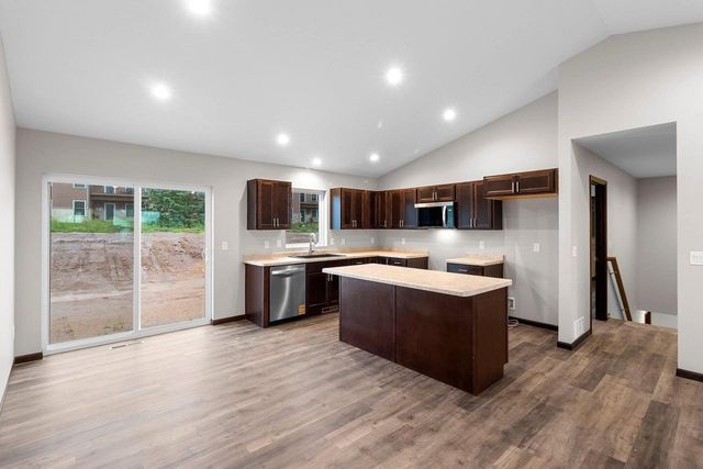1920 SOUTHLAND LANE, New London, WI 54961
