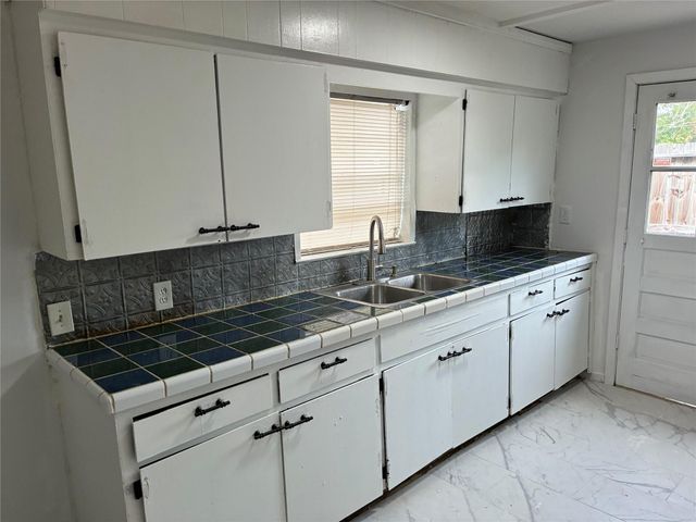 1302 Thomas Avenue, Pasadena, TX 77506