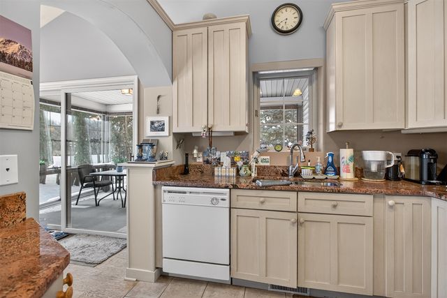 2205 Lake Wood Drive, Jackson, MI 49203