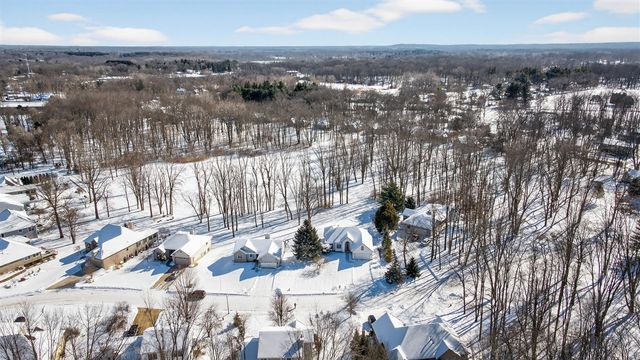 2205 Lake Wood Drive, Jackson, MI 49203