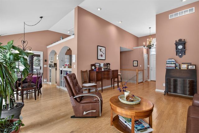 2205 Lake Wood Drive, Jackson, MI 49203