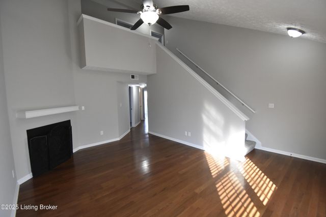 4313 Hickoryview Dr, Louisville, KY 40299