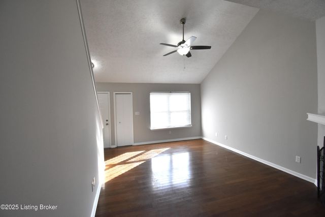 4313 Hickoryview Dr, Louisville, KY 40299