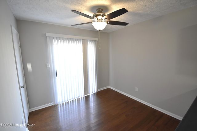 4313 Hickoryview Dr, Louisville, KY 40299